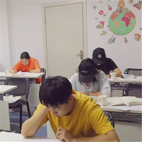 萊特外語學校